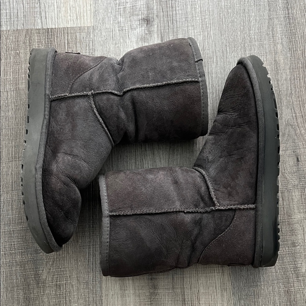 UGG Women’s Classic Short II Gray
